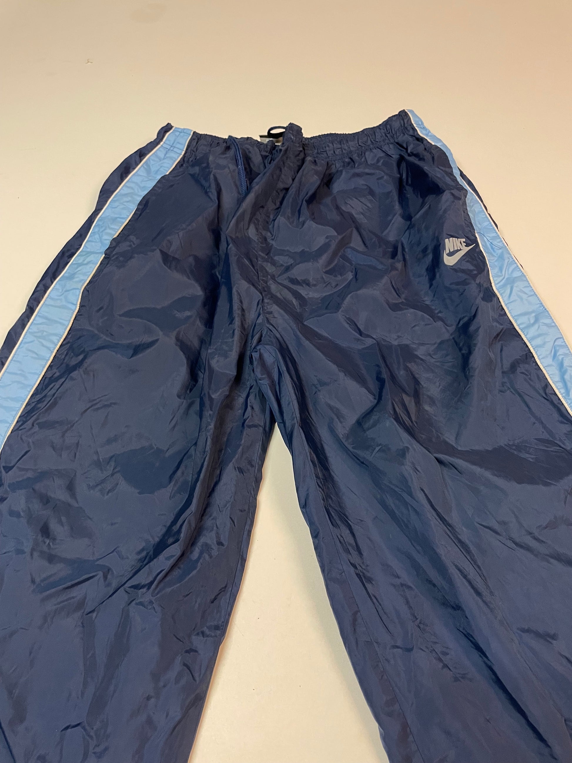 Entdecke unsere Vintage Track Pants von Nike und anderen Marken, erhältlich bei Valuxery.de - Dein Shop für trendige Vintage - Kleidung. Unsere Track Pants sind aus hochwertigen Materialien und
