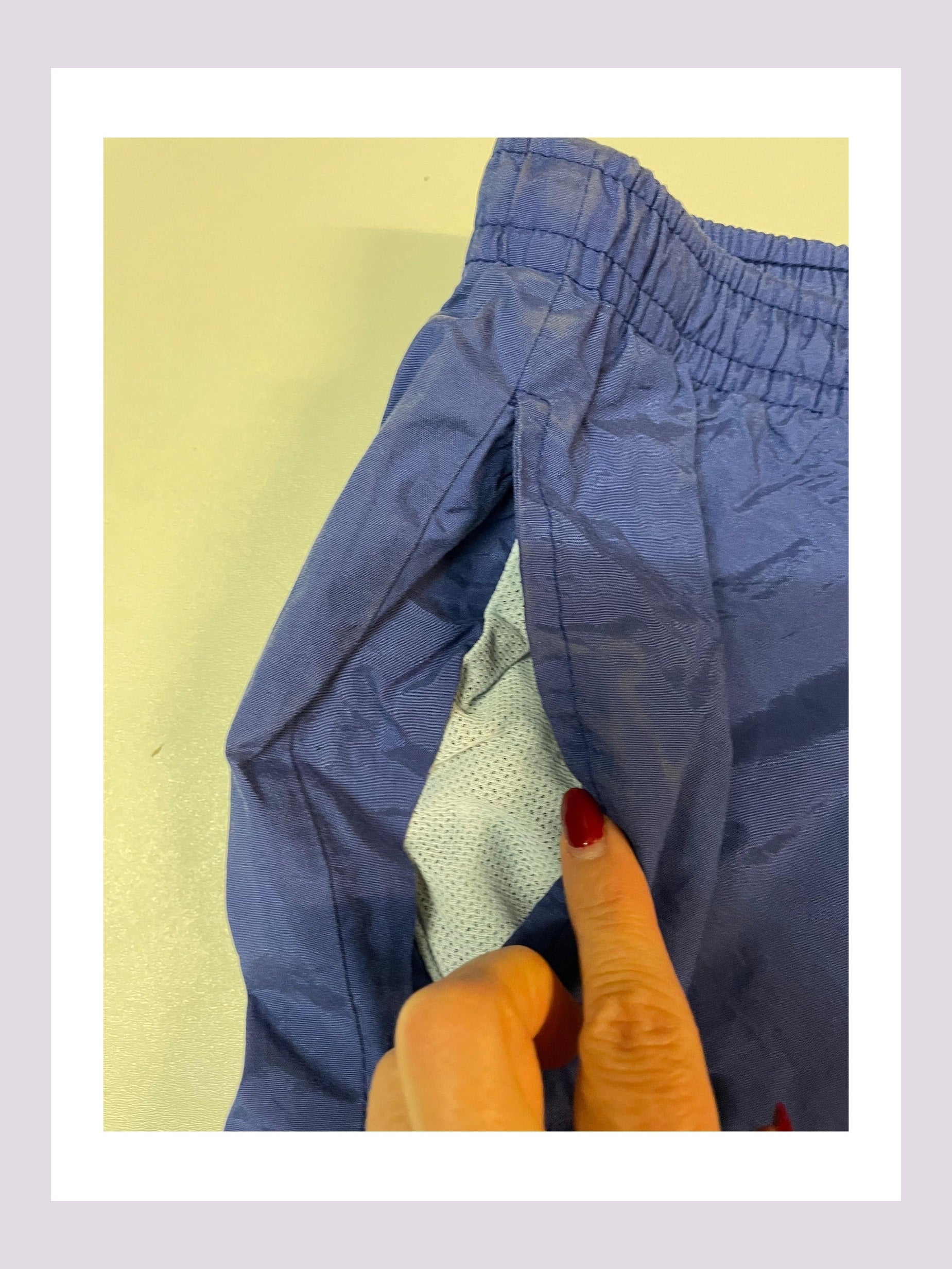 Entdecke unsere Vintage Track Pants von Nike und anderen Marken, erhältlich bei Valuxery.de - Dein Shop für trendige Vintage - Kleidung. Unsere Track Pants sind aus hochwertigen Materialien und