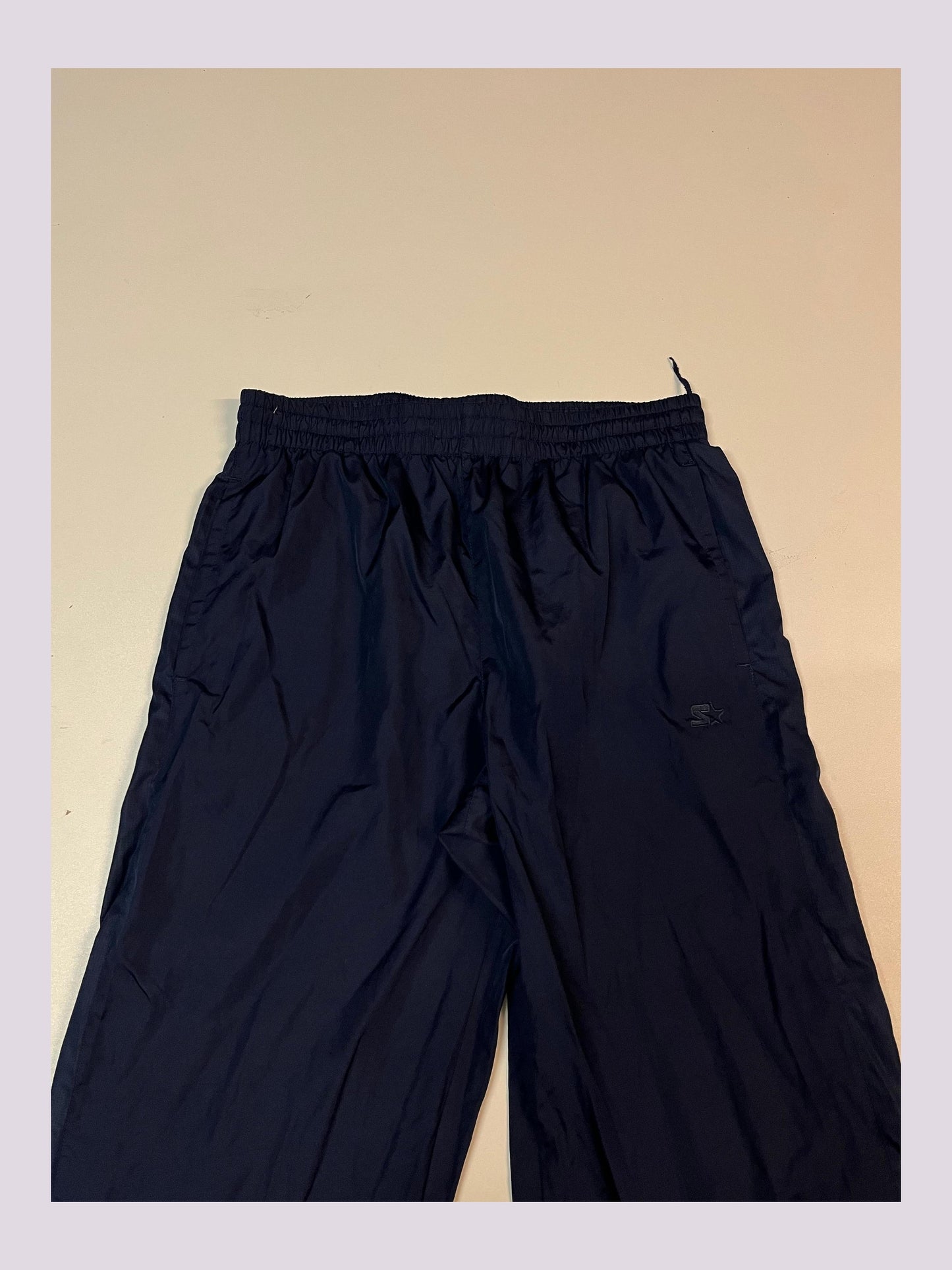 Entdecke unsere Vintage Track Pants von Nike und anderen Marken, erhältlich bei Valuxery.de - Dein Shop für trendige Vintage - Kleidung. Unsere Track Pants sind aus hochwertigen Materialien und