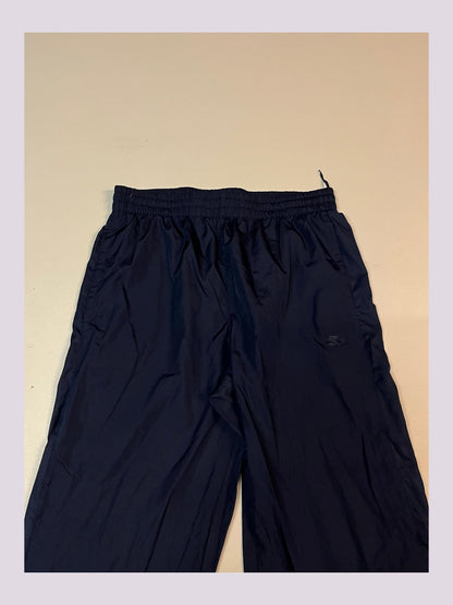 Entdecke unsere Vintage Track Pants von Nike und anderen Marken, erhältlich bei Valuxery.de - Dein Shop für trendige Vintage - Kleidung. Unsere Track Pants sind aus hochwertigen Materialien und