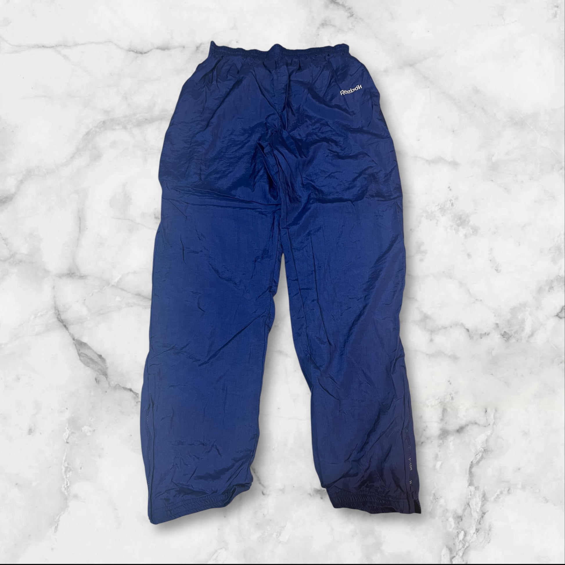 Entdecke unsere Vintage Track Pants von Nike und anderen Marken, erhältlich bei Valuxery.de - Dein Shop für trendige Vintage - Kleidung. Unsere Track Pants sind aus hochwertigen Materialien und