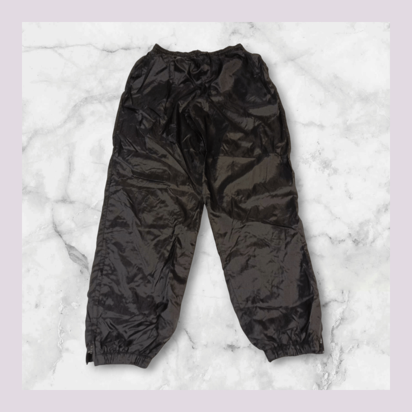 Entdecke unsere Vintage Track Pants von Nike und anderen Marken, erhältlich bei Valuxery.de - Dein Shop für trendige Vintage - Kleidung. Unsere Track Pants sind aus hochwertigen Materialien und