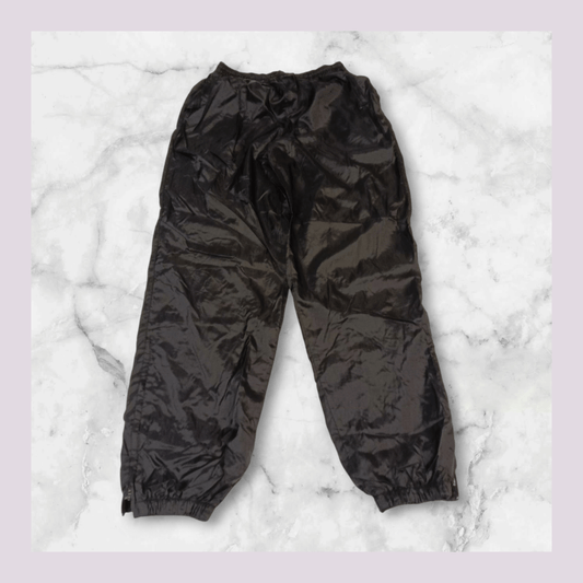 Entdecke unsere Vintage Track Pants von Nike und anderen Marken, erhältlich bei Valuxery.de - Dein Shop für trendige Vintage - Kleidung. Unsere Track Pants sind aus hochwertigen Materialien und