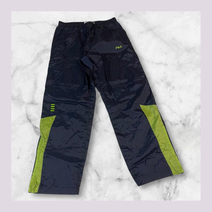 Entdecke unsere Vintage Track Pants von Nike und anderen Marken, erhältlich bei Valuxery.de - Dein Shop für trendige Vintage - Kleidung. Unsere Track Pants sind aus hochwertigen Materialien und