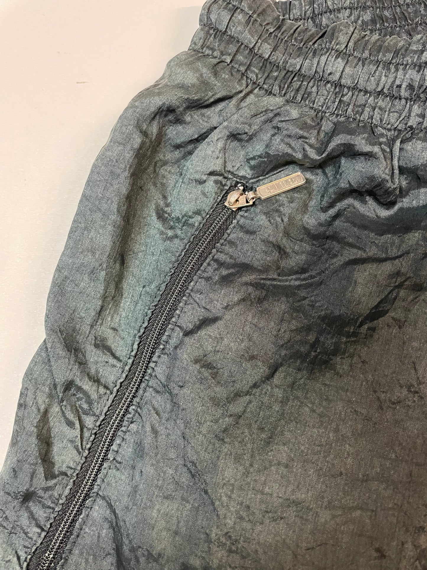 Entdecke unsere Vintage Track Pants von Nike und anderen Marken, erhältlich bei Valuxery.de - Dein Shop für trendige Vintage - Kleidung. Unsere Track Pants sind aus hochwertigen Materialien und