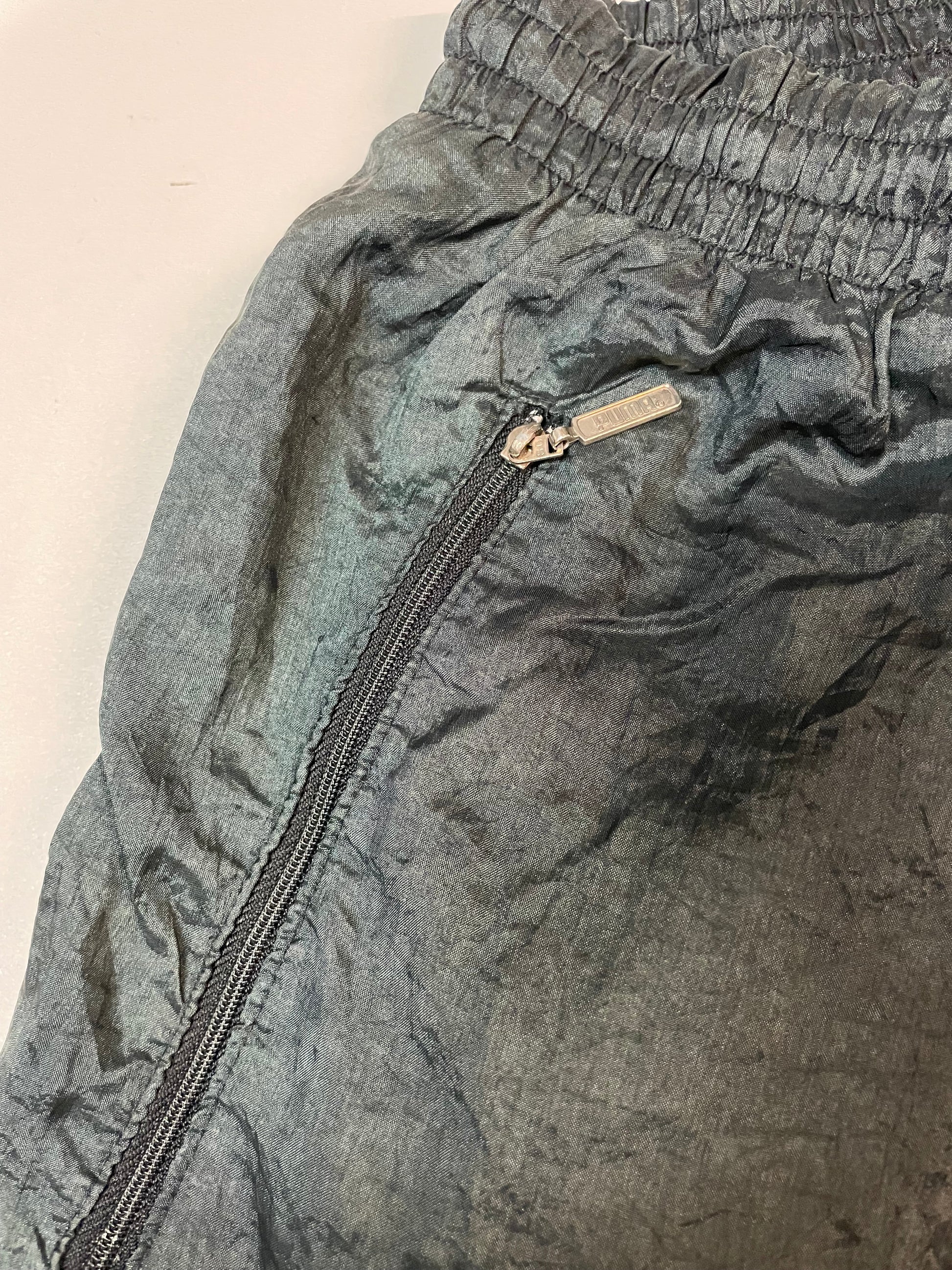 Entdecke unsere Vintage Track Pants von Nike und anderen Marken, erhältlich bei Valuxery.de - Dein Shop für trendige Vintage - Kleidung. Unsere Track Pants sind aus hochwertigen Materialien und