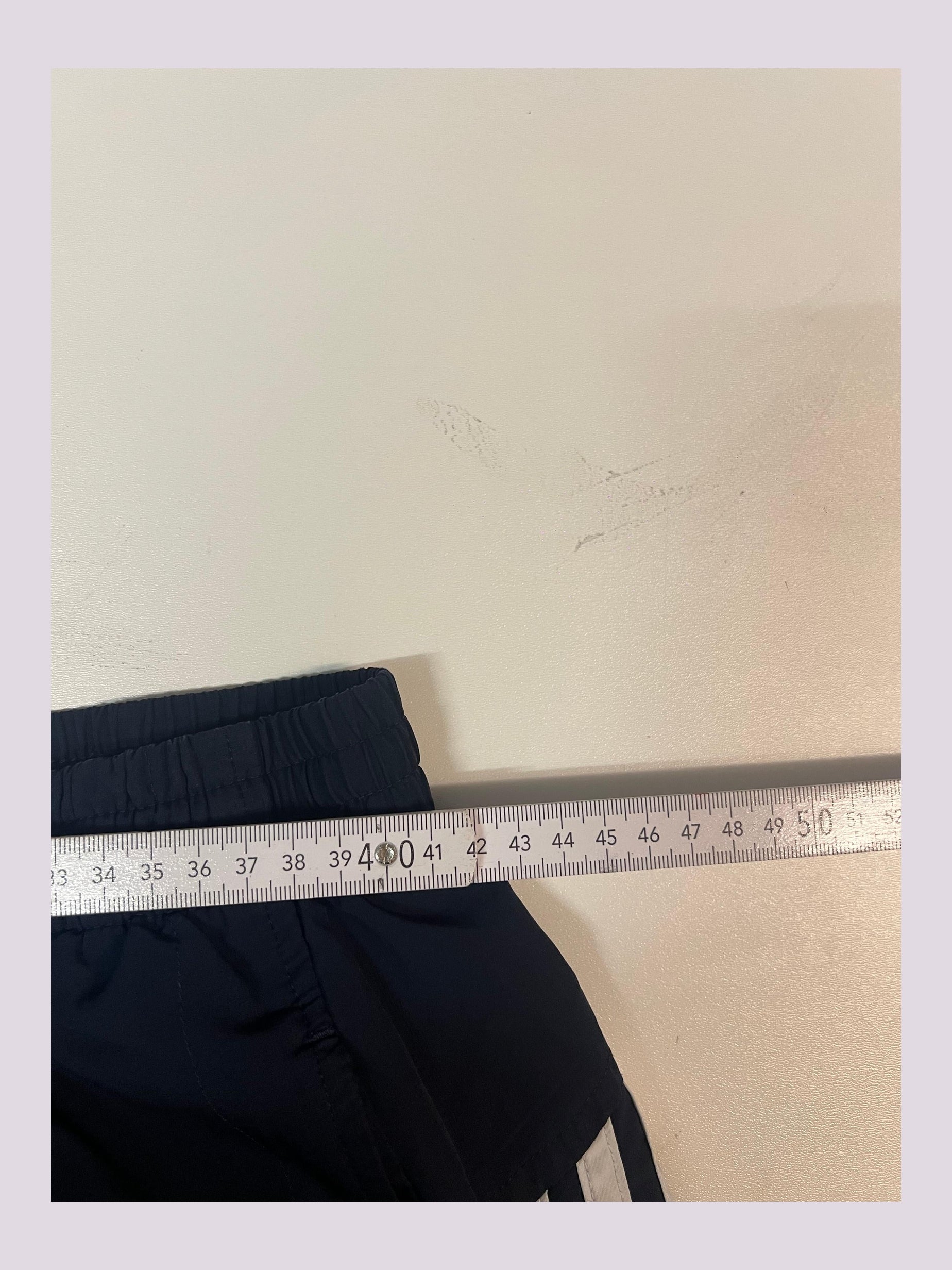 Entdecke unsere Vintage Track Pants von Nike und anderen Marken, erhältlich bei Valuxery.de - Dein Shop für trendige Vintage - Kleidung. Unsere Track Pants sind aus hochwertigen Materialien und