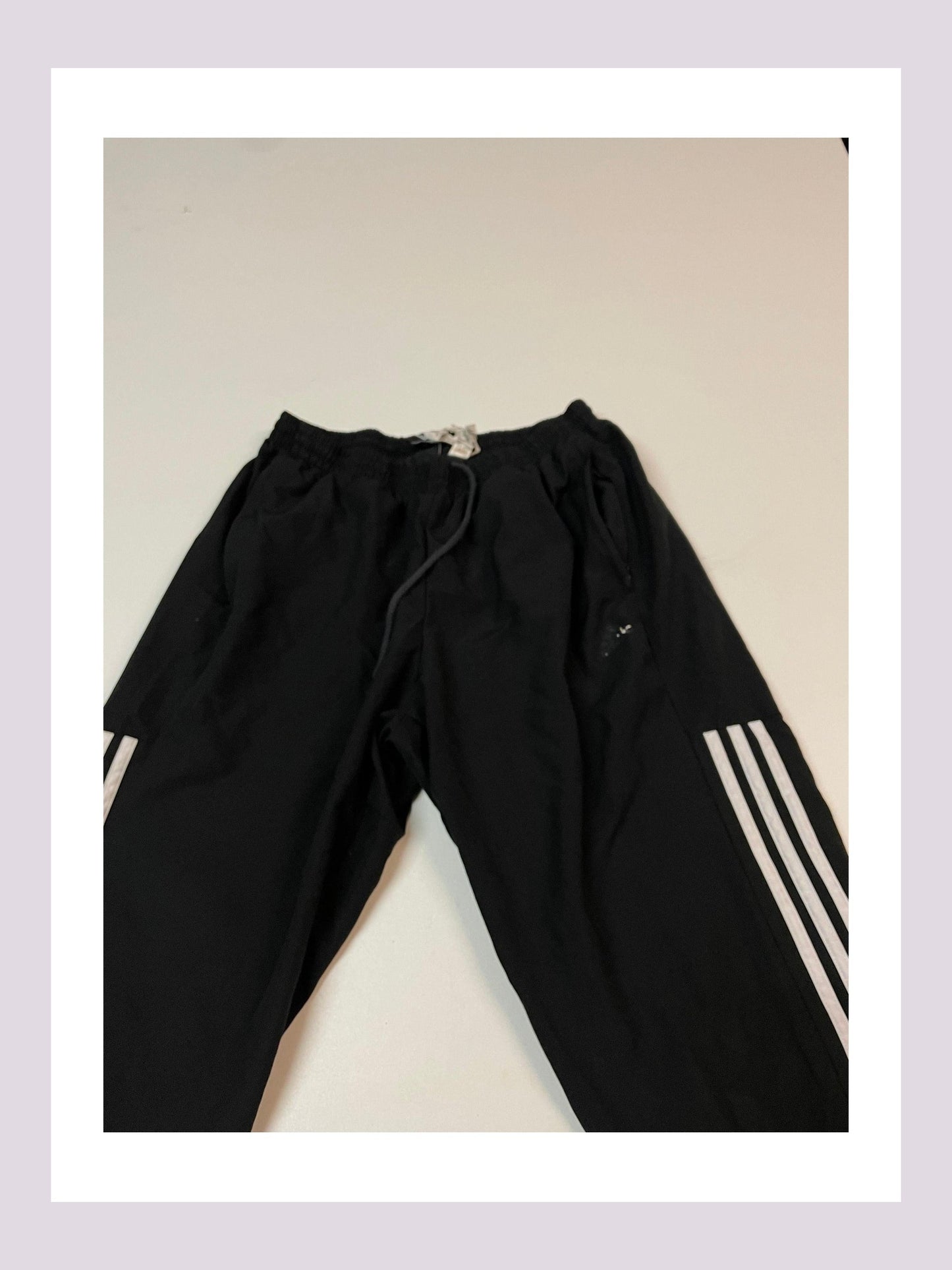 Entdecke unsere Vintage Track Pants von Nike und anderen Marken, erhältlich bei Valuxery.de - Dein Shop für trendige Vintage - Kleidung. Unsere Track Pants sind aus hochwertigen Materialien und