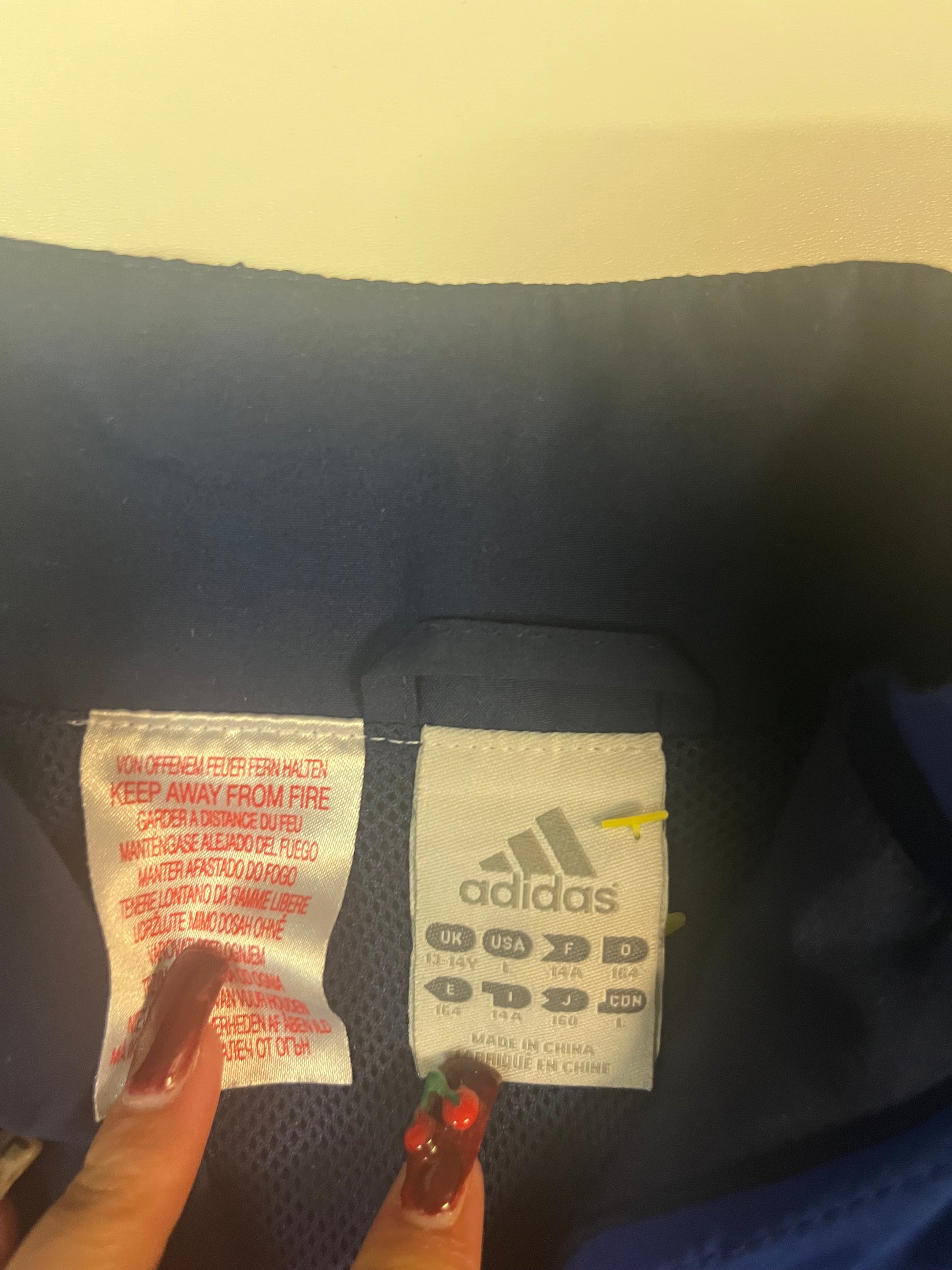 Entdecke unsere Vintage Track Pants von Nike und anderen Marken, erhältlich bei Valuxery.de - Dein Shop für trendige Vintage - Kleidung. Unsere Track Pants sind aus hochwertigen Materialien und