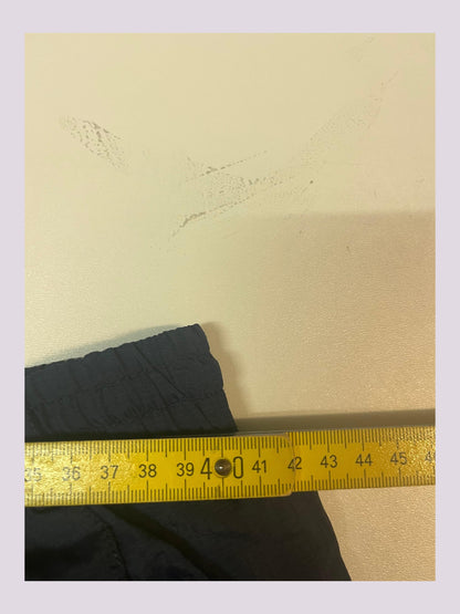 Entdecke unsere Vintage Track Pants von Nike und anderen Marken, erhältlich bei Valuxery.de - Dein Shop für trendige Vintage - Kleidung. Unsere Track Pants sind aus hochwertigen Materialien und