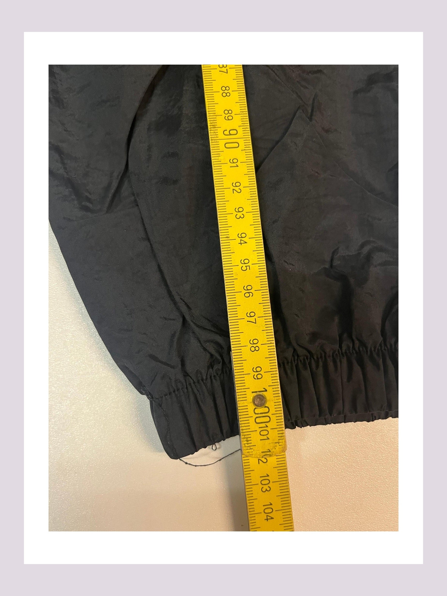 Entdecke unsere Vintage Track Pants von Nike und anderen Marken, erhältlich bei Valuxery.de - Dein Shop für trendige Vintage - Kleidung. Unsere Track Pants sind aus hochwertigen Materialien und