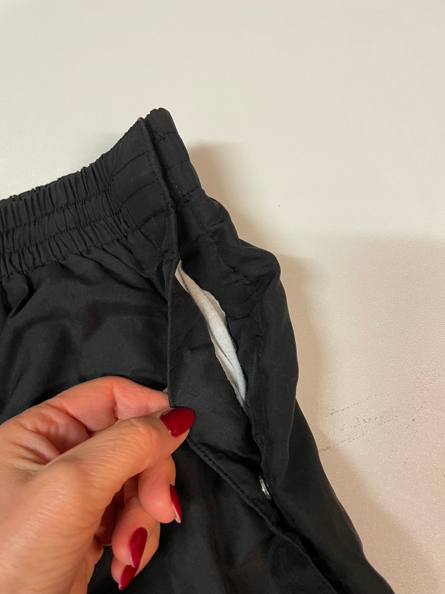 Entdecke unsere Vintage Track Pants von Nike und anderen Marken, erhältlich bei Valuxery.de - Dein Shop für trendige Vintage - Kleidung. Unsere Track Pants sind aus hochwertigen Materialien und