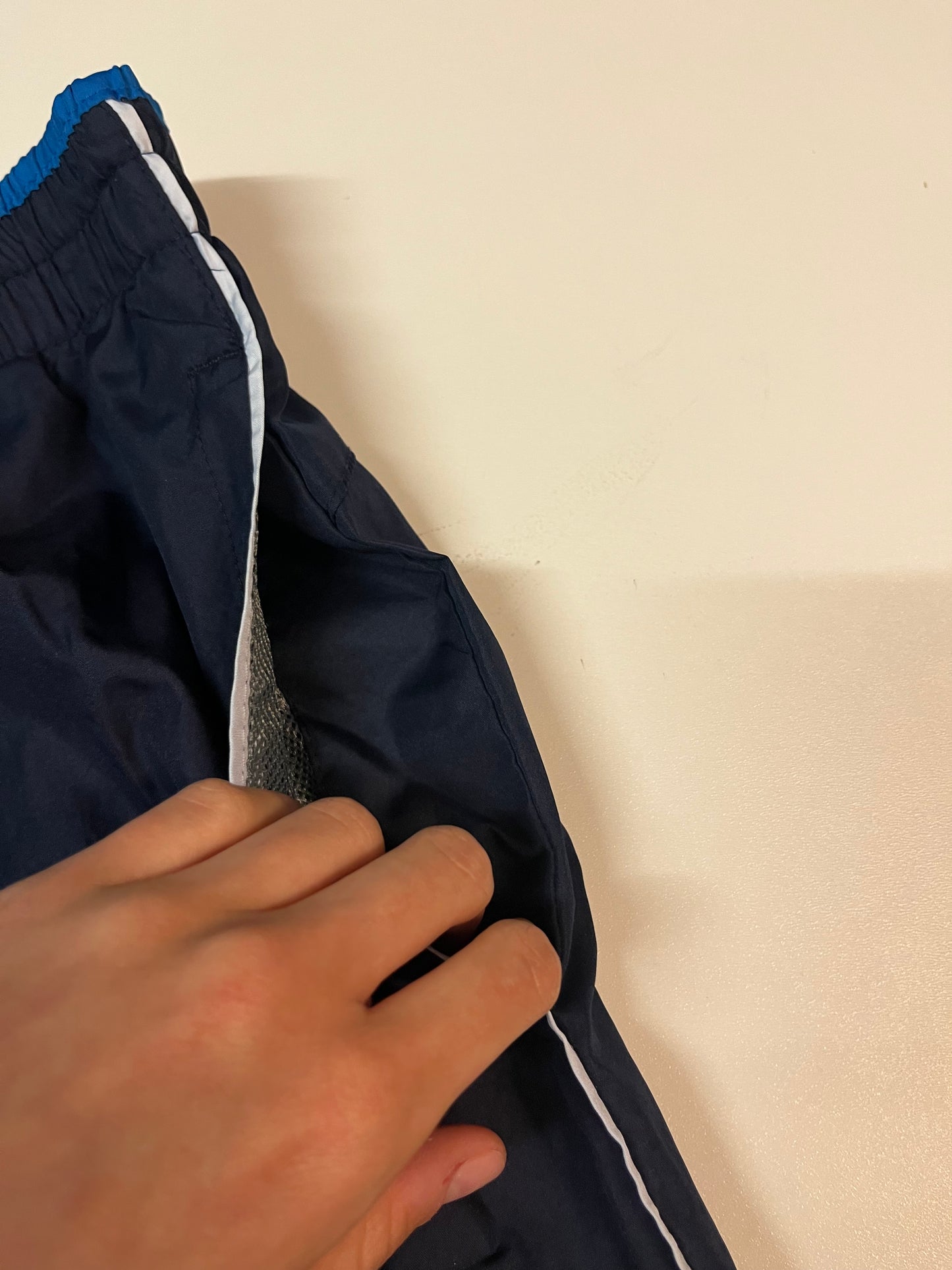 Entdecke unsere Vintage Track Pants von Nike und anderen Marken, erhältlich bei Valuxery.de - Dein Shop für trendige Vintage - Kleidung. Unsere Track Pants sind aus hochwertigen Materialien und