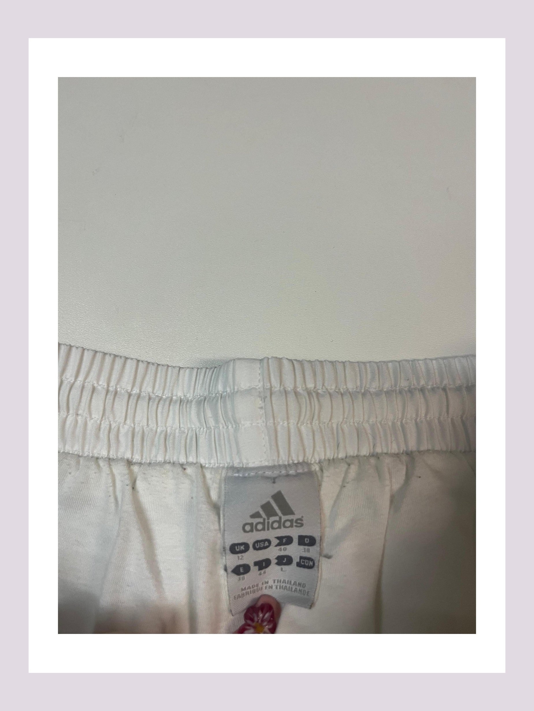 Entdecke unsere Vintage Track Pants von Nike und anderen Marken, erhältlich bei Valuxery.de - Dein Shop für trendige Vintage - Kleidung. Unsere Track Pants sind aus hochwertigen Materialien und