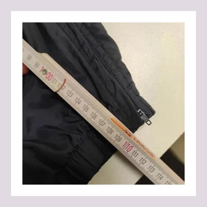 Entdecke unsere Vintage Track Pants von Nike und anderen Marken, erhältlich bei Valuxery.de - Dein Shop für trendige Vintage - Kleidung. Unsere Track Pants sind aus hochwertigen Materialien und