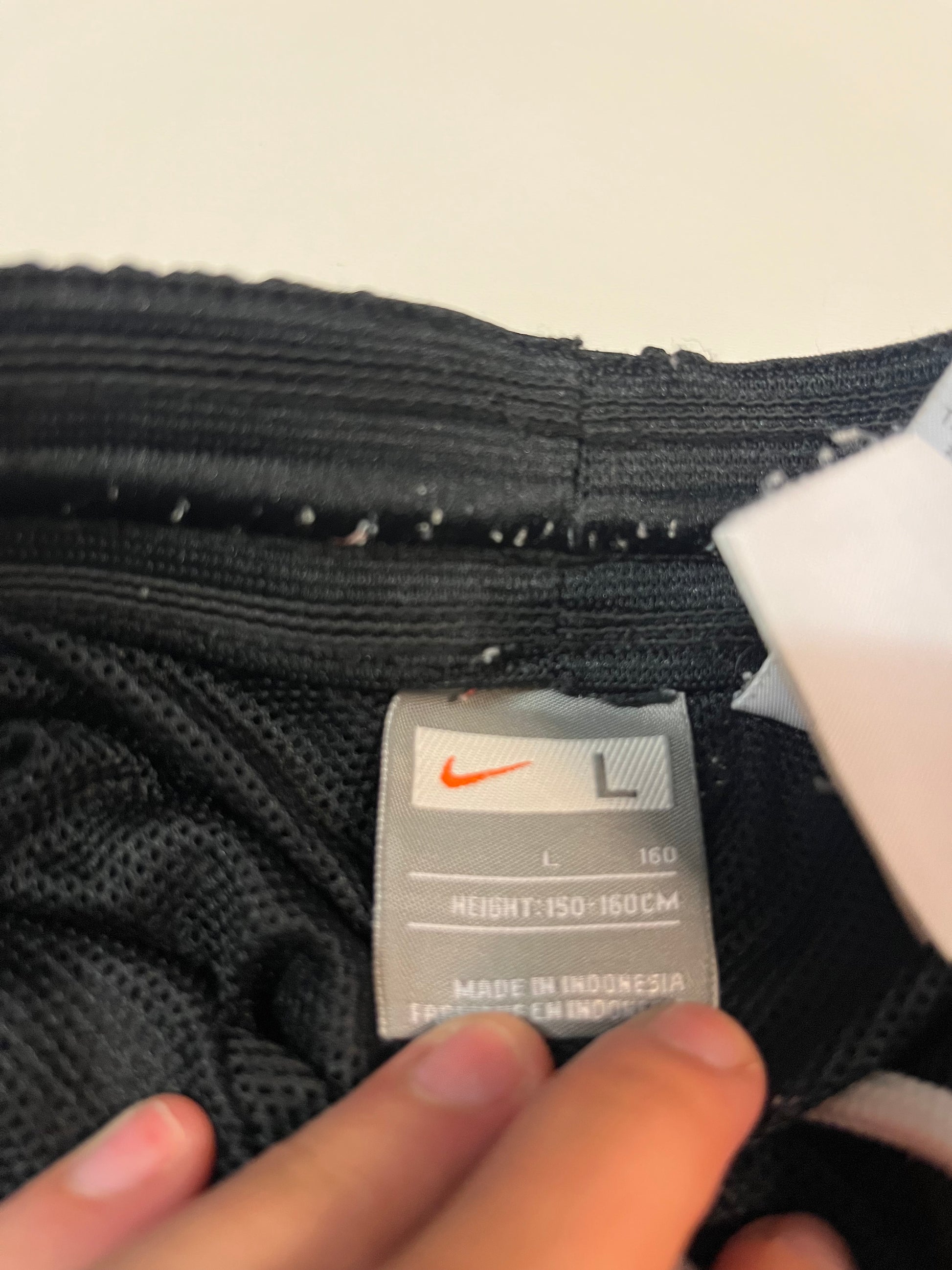 Entdecke unsere Vintage Track Pants von Nike und anderen Marken, erhältlich bei Valuxery.de - Dein Shop für trendige Vintage - Kleidung. Unsere Track Pants sind aus hochwertigen Materialien und