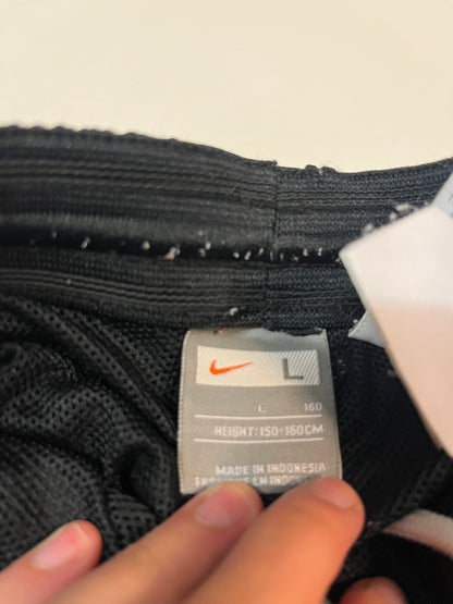 Entdecke unsere Vintage Track Pants von Nike und anderen Marken, erhältlich bei Valuxery.de - Dein Shop für trendige Vintage - Kleidung. Unsere Track Pants sind aus hochwertigen Materialien und