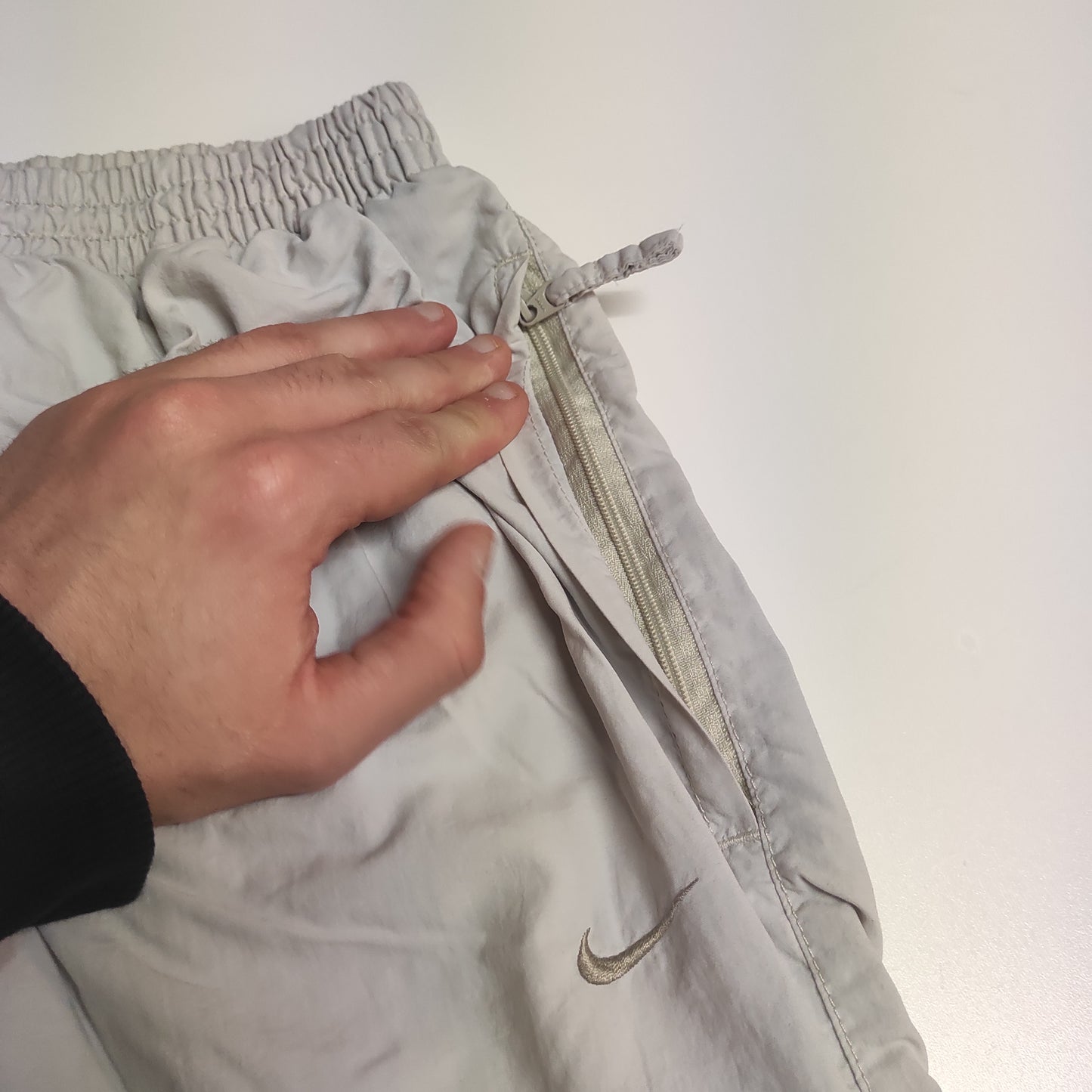 Entdecke unsere Vintage Track Pants von Nike und anderen Marken, erhältlich bei Valuxery.de - Dein Shop für trendige Vintage - Kleidung. Unsere Track Pants sind aus hochwertigen Materialien und