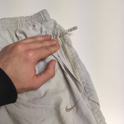 Entdecke unsere Vintage Track Pants von Nike und anderen Marken, erhältlich bei Valuxery.de - Dein Shop für trendige Vintage - Kleidung. Unsere Track Pants sind aus hochwertigen Materialien und