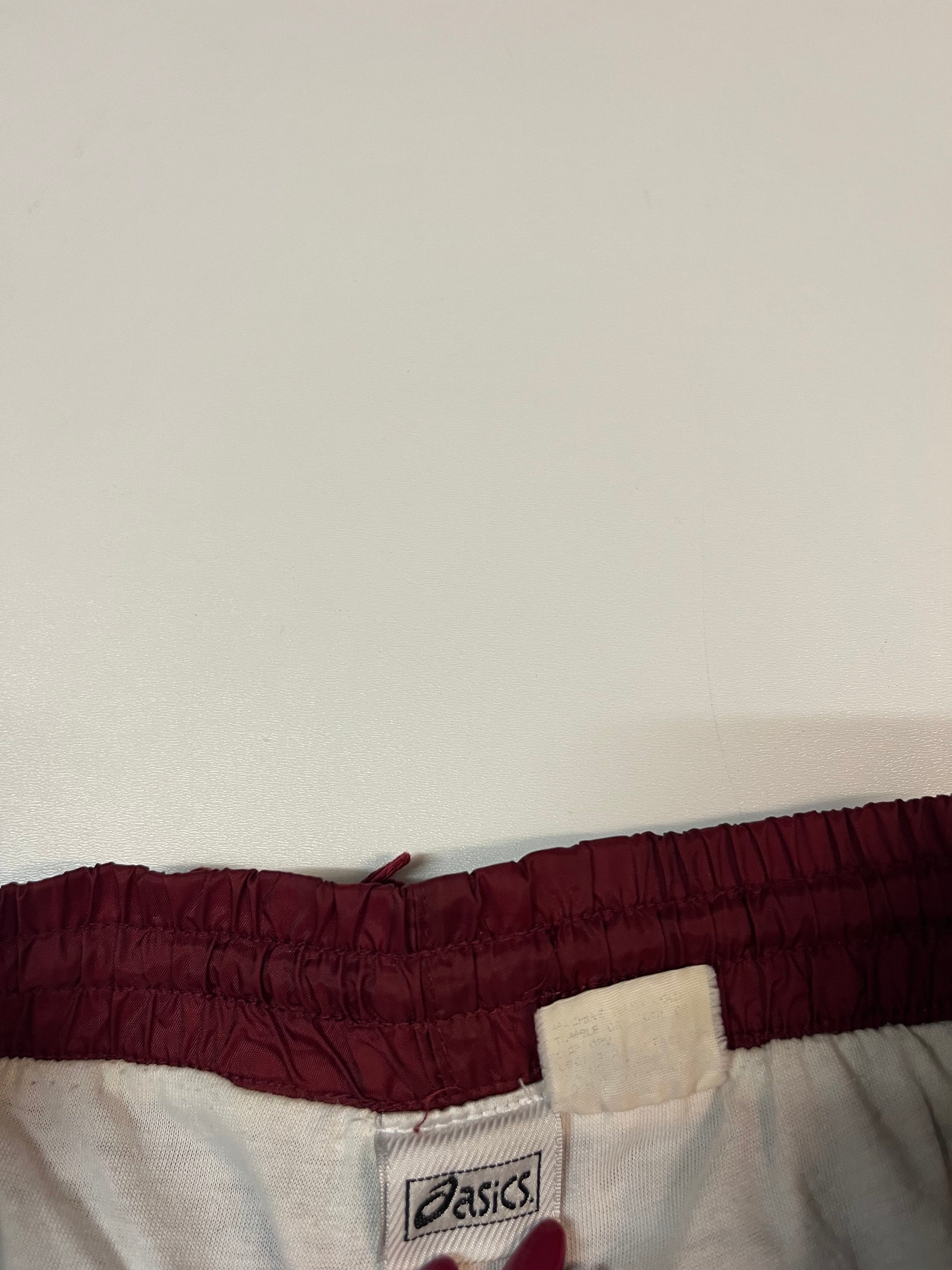 Entdecke unsere Vintage Track Pants von Nike und anderen Marken, erhältlich bei Valuxery.de - Dein Shop für trendige Vintage - Kleidung. Unsere Track Pants sind aus hochwertigen Materialien und