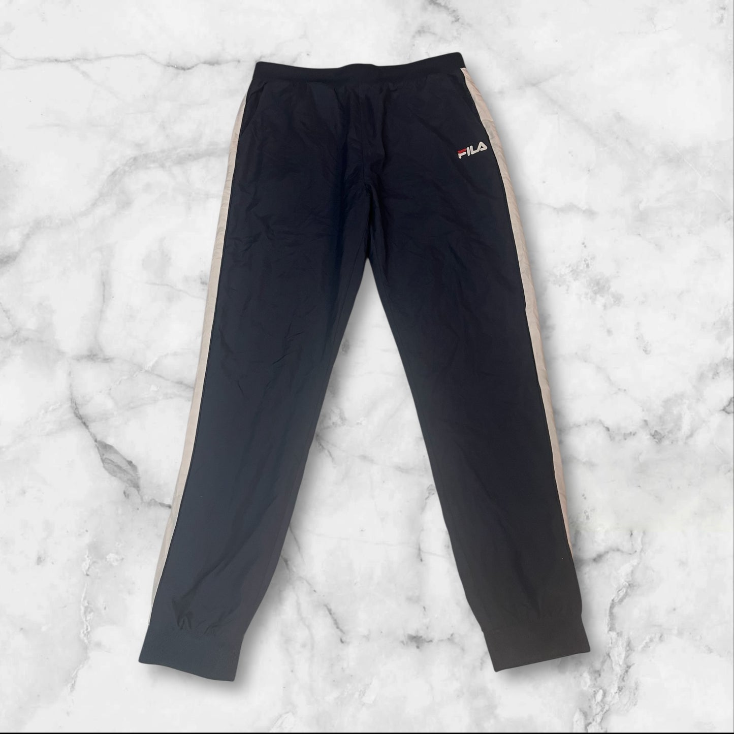 Entdecke unsere Vintage Track Pants von Nike und anderen Marken, erhältlich bei Valuxery.de - Dein Shop für trendige Vintage - Kleidung. Unsere Track Pants sind aus hochwertigen Materialien und
