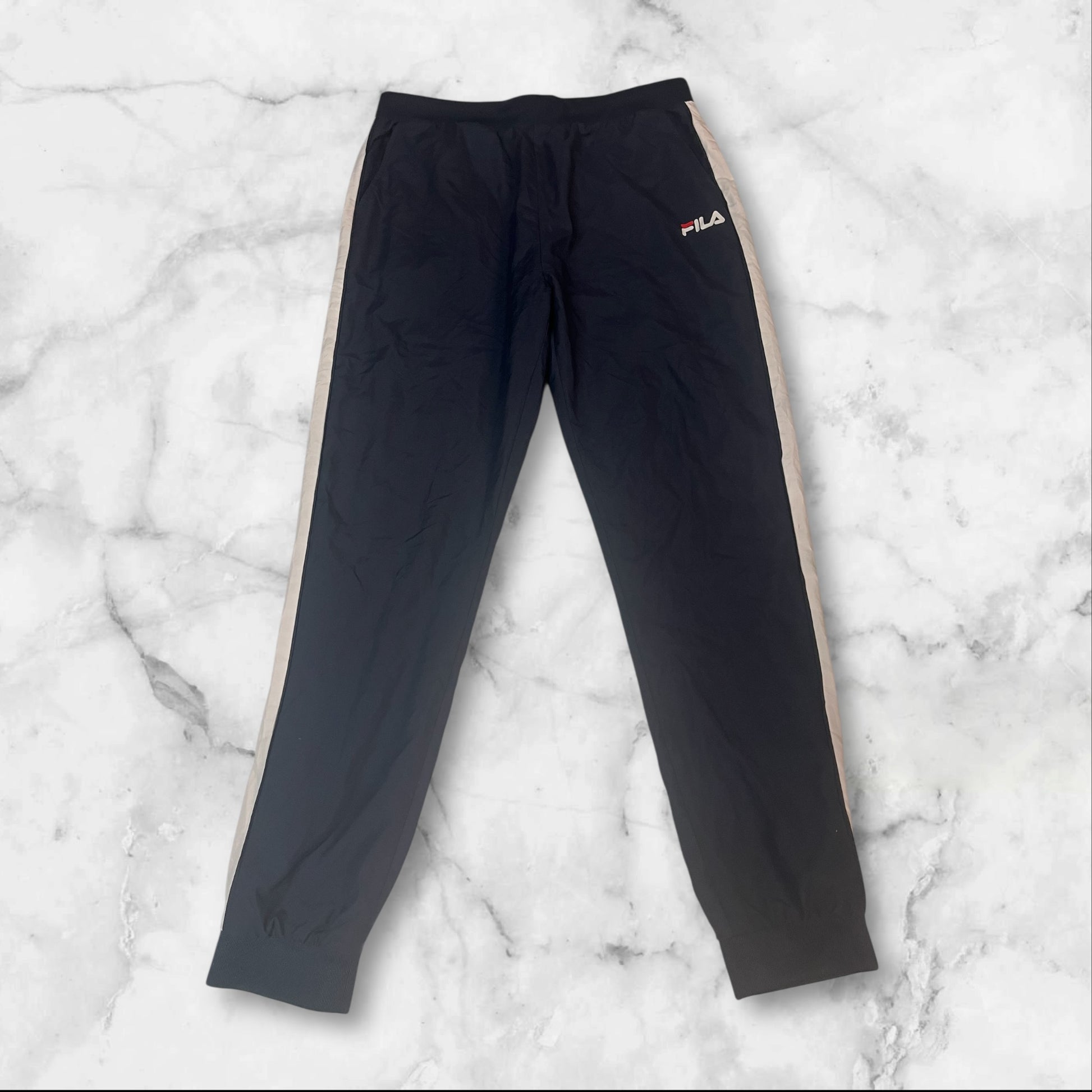 Entdecke unsere Vintage Track Pants von Nike und anderen Marken, erhältlich bei Valuxery.de - Dein Shop für trendige Vintage - Kleidung. Unsere Track Pants sind aus hochwertigen Materialien und