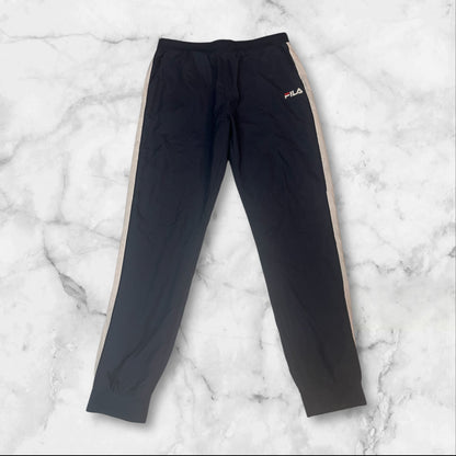 Entdecke unsere Vintage Track Pants von Nike und anderen Marken, erhältlich bei Valuxery.de - Dein Shop für trendige Vintage - Kleidung. Unsere Track Pants sind aus hochwertigen Materialien und