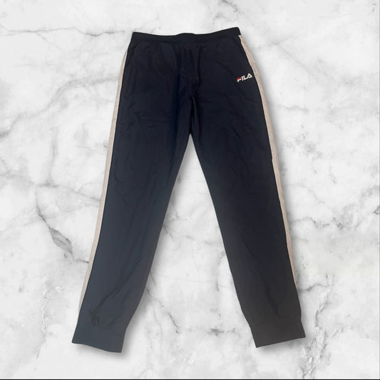 Entdecke unsere Vintage Track Pants von Nike und anderen Marken, erhältlich bei Valuxery.de - Dein Shop für trendige Vintage - Kleidung. Unsere Track Pants sind aus hochwertigen Materialien und