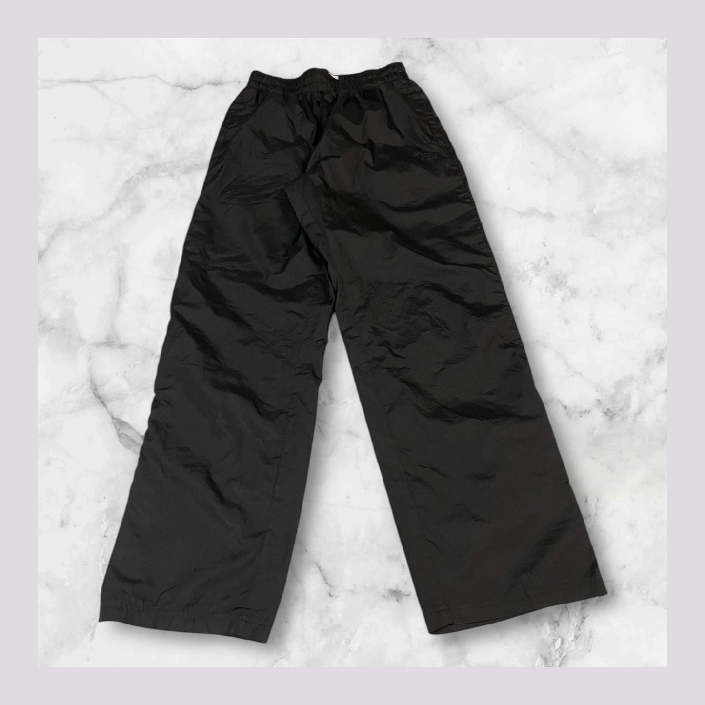 Entdecke unsere Vintage Track Pants von Nike und anderen Marken, erhältlich bei Valuxery.de - Dein Shop für trendige Vintage - Kleidung. Unsere Track Pants sind aus hochwertigen Materialien und