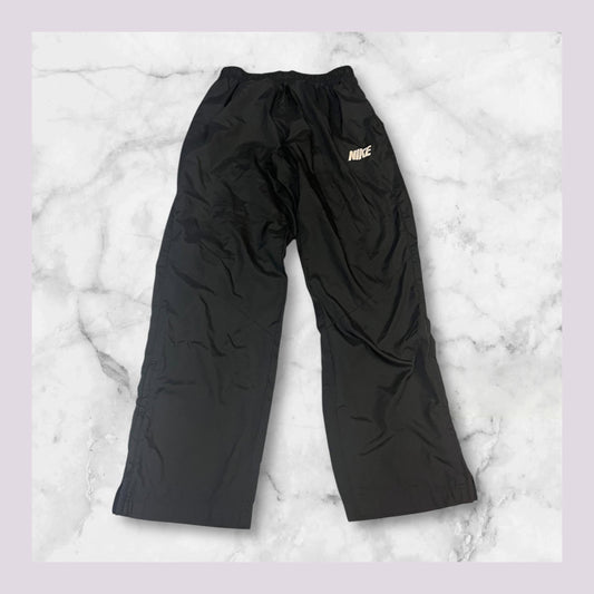 Entdecke unsere Vintage Track Pants von Nike und anderen Marken, erhältlich bei Valuxery.de - Dein Shop für trendige Vintage - Kleidung. Unsere Track Pants sind aus hochwertigen Materialien und