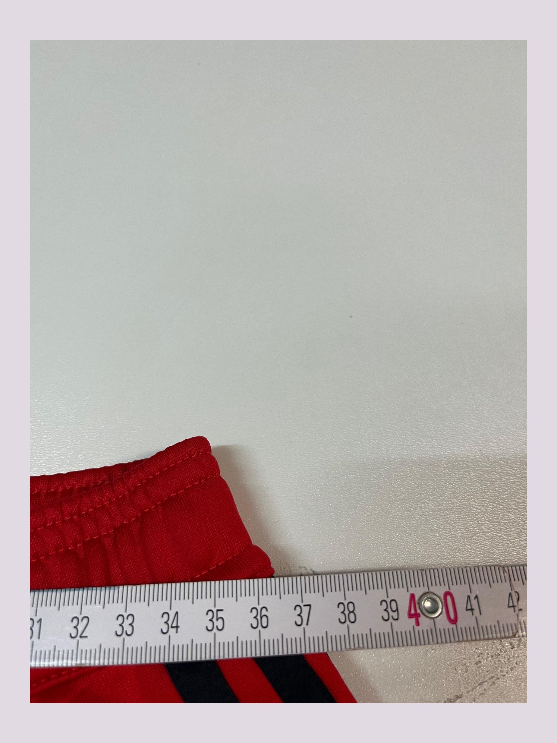 Entdecke unsere Vintage Track Pants von Nike und anderen Marken, erhältlich bei Valuxery.de - Dein Shop für trendige Vintage - Kleidung. Unsere Track Pants sind aus hochwertigen Materialien und