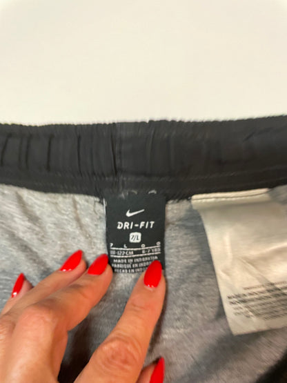 Entdecke unsere Vintage Track Pants von Nike und anderen Marken, erhältlich bei Valuxery.de - Dein Shop für trendige Vintage - Kleidung. Unsere Track Pants sind aus hochwertigen Materialien und