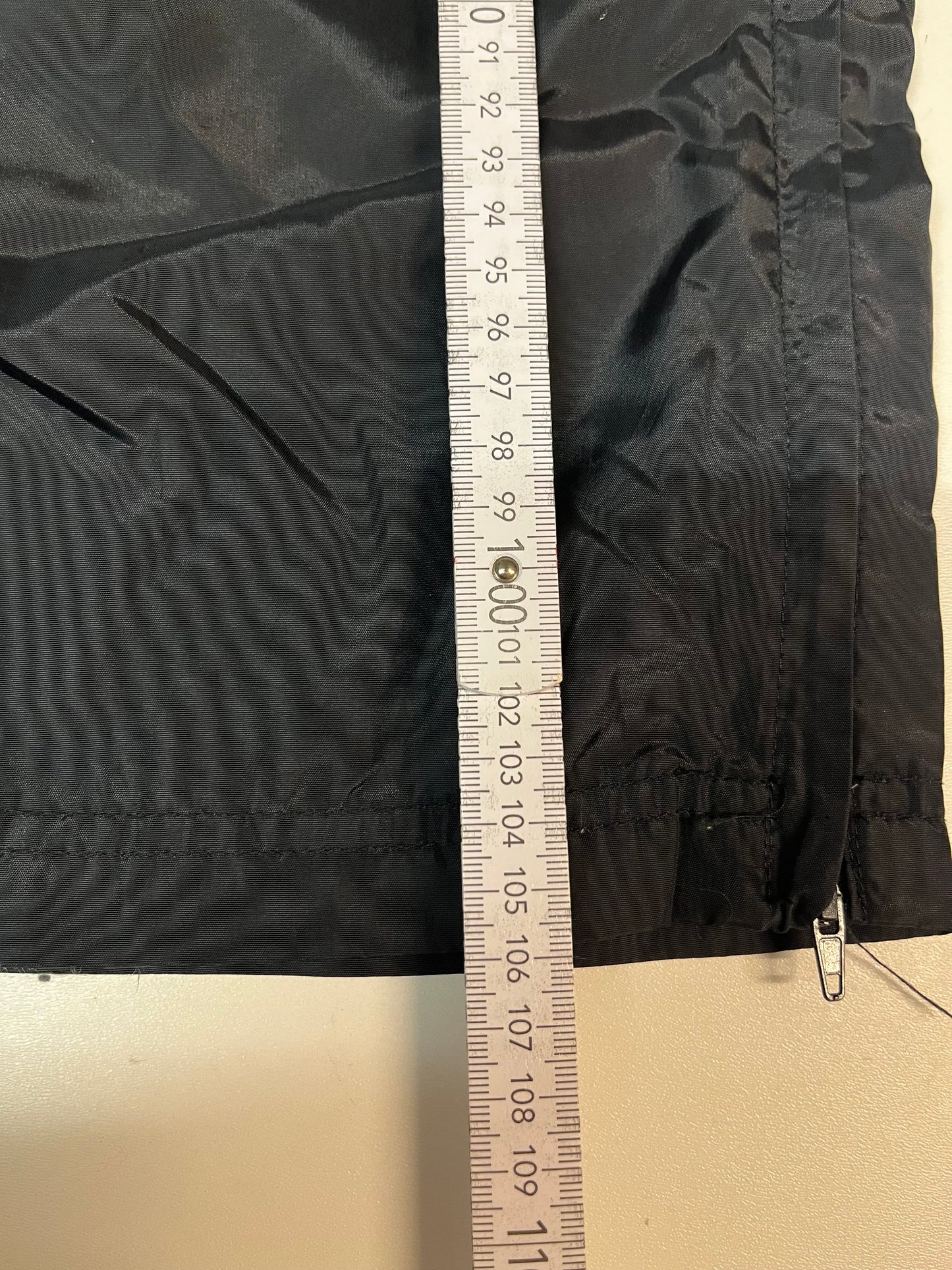 Entdecke unsere Vintage Track Pants von Nike und anderen Marken, erhältlich bei Valuxery.de - Dein Shop für trendige Vintage - Kleidung. Unsere Track Pants sind aus hochwertigen Materialien und