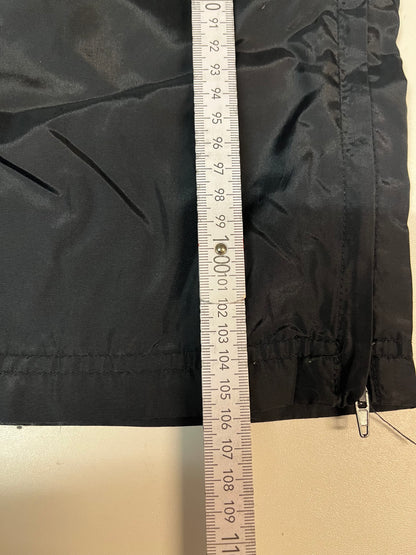 Entdecke unsere Vintage Track Pants von Nike und anderen Marken, erhältlich bei Valuxery.de - Dein Shop für trendige Vintage - Kleidung. Unsere Track Pants sind aus hochwertigen Materialien und