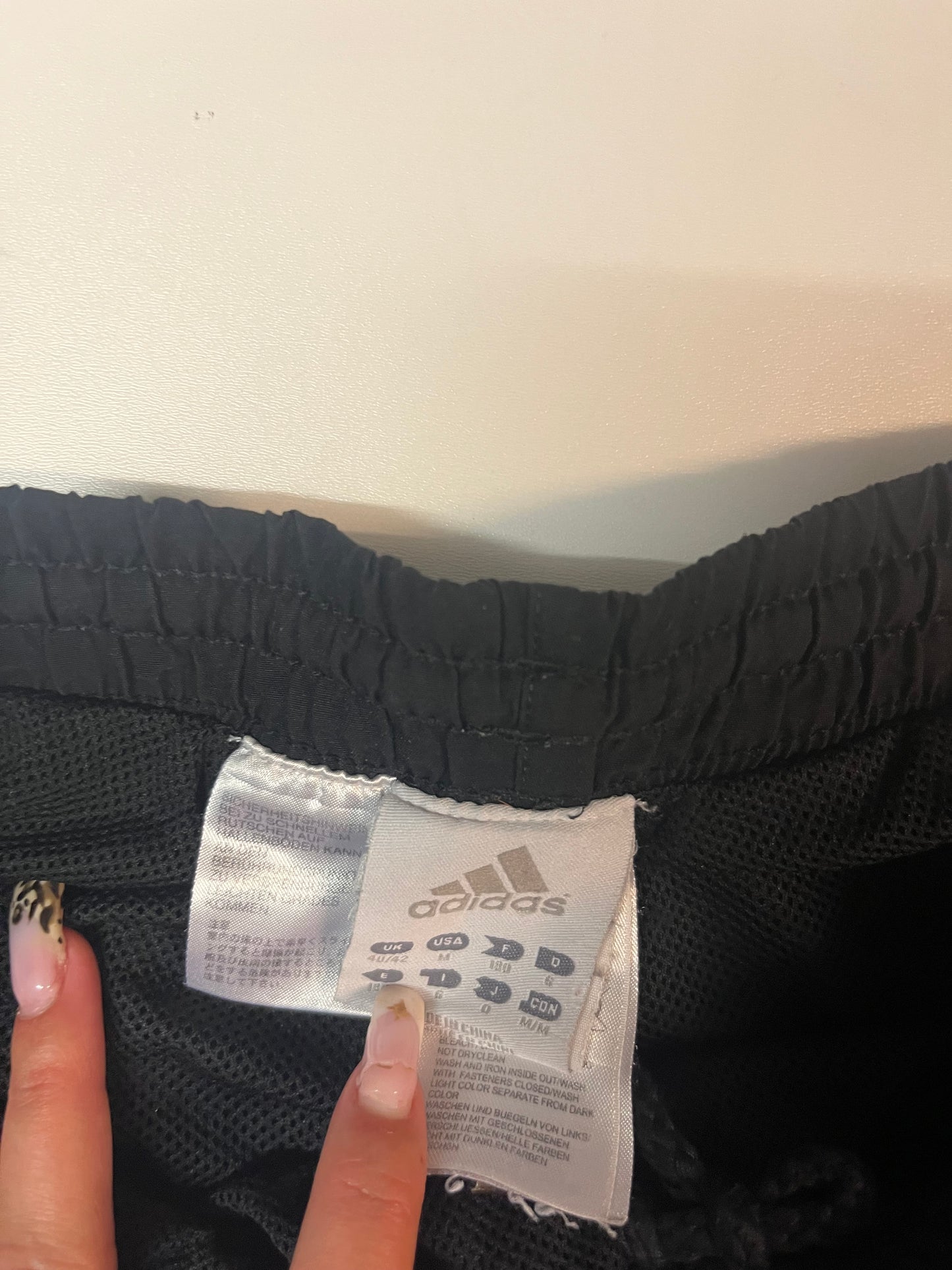 Entdecke unsere Vintage Track Pants von Nike und anderen Marken, erhältlich bei Valuxery.de - Dein Shop für trendige Vintage - Kleidung. Unsere Track Pants sind aus hochwertigen Materialien und