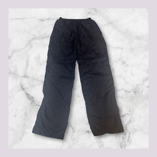 Entdecke unsere Vintage Track Pants von Nike und anderen Marken, erhältlich bei Valuxery.de - Dein Shop für trendige Vintage - Kleidung. Unsere Track Pants sind aus hochwertigen Materialien und