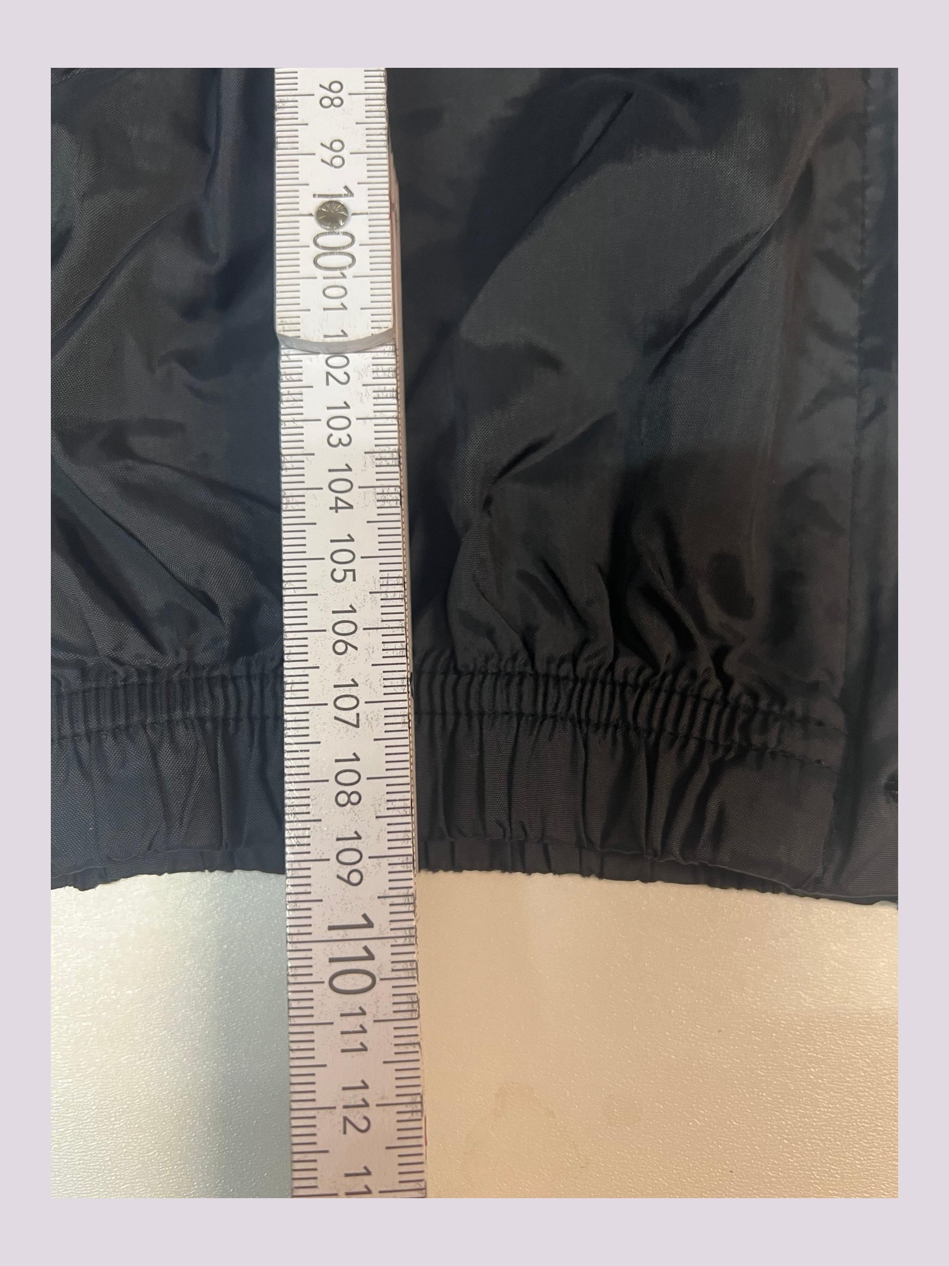 Entdecke unsere Vintage Track Pants von Nike und anderen Marken, erhältlich bei Valuxery.de - Dein Shop für trendige Vintage - Kleidung. Unsere Track Pants sind aus hochwertigen Materialien und