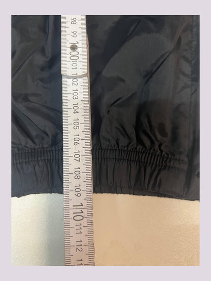 Entdecke unsere Vintage Track Pants von Nike und anderen Marken, erhältlich bei Valuxery.de - Dein Shop für trendige Vintage - Kleidung. Unsere Track Pants sind aus hochwertigen Materialien und