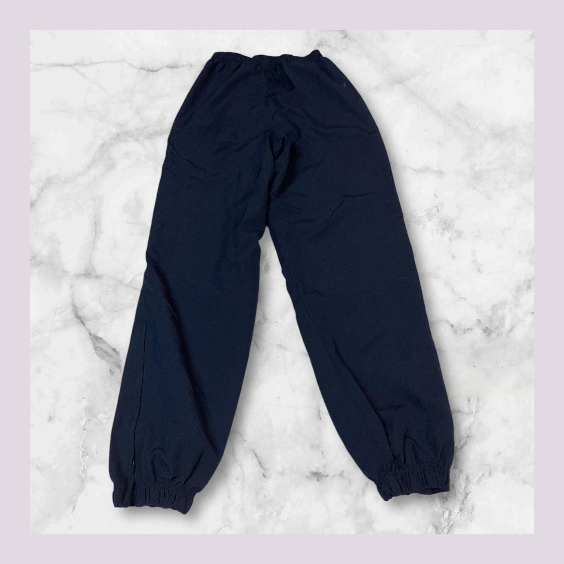 Entdecke unsere Vintage Track Pants von Nike und anderen Marken, erhältlich bei Valuxery.de - Dein Shop für trendige Vintage - Kleidung. Unsere Track Pants sind aus hochwertigen Materialien und