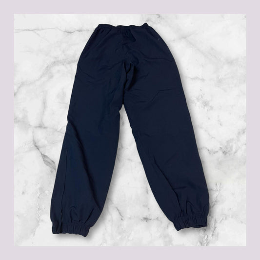Entdecke unsere Vintage Track Pants von Nike und anderen Marken, erhältlich bei Valuxery.de - Dein Shop für trendige Vintage - Kleidung. Unsere Track Pants sind aus hochwertigen Materialien und