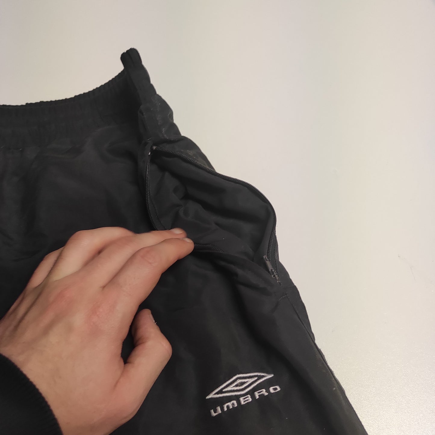 Entdecke unsere Vintage Track Pants von Nike und anderen Marken, erhältlich bei Valuxery.de - Dein Shop für trendige Vintage - Kleidung. Unsere Track Pants sind aus hochwertigen Materialien und