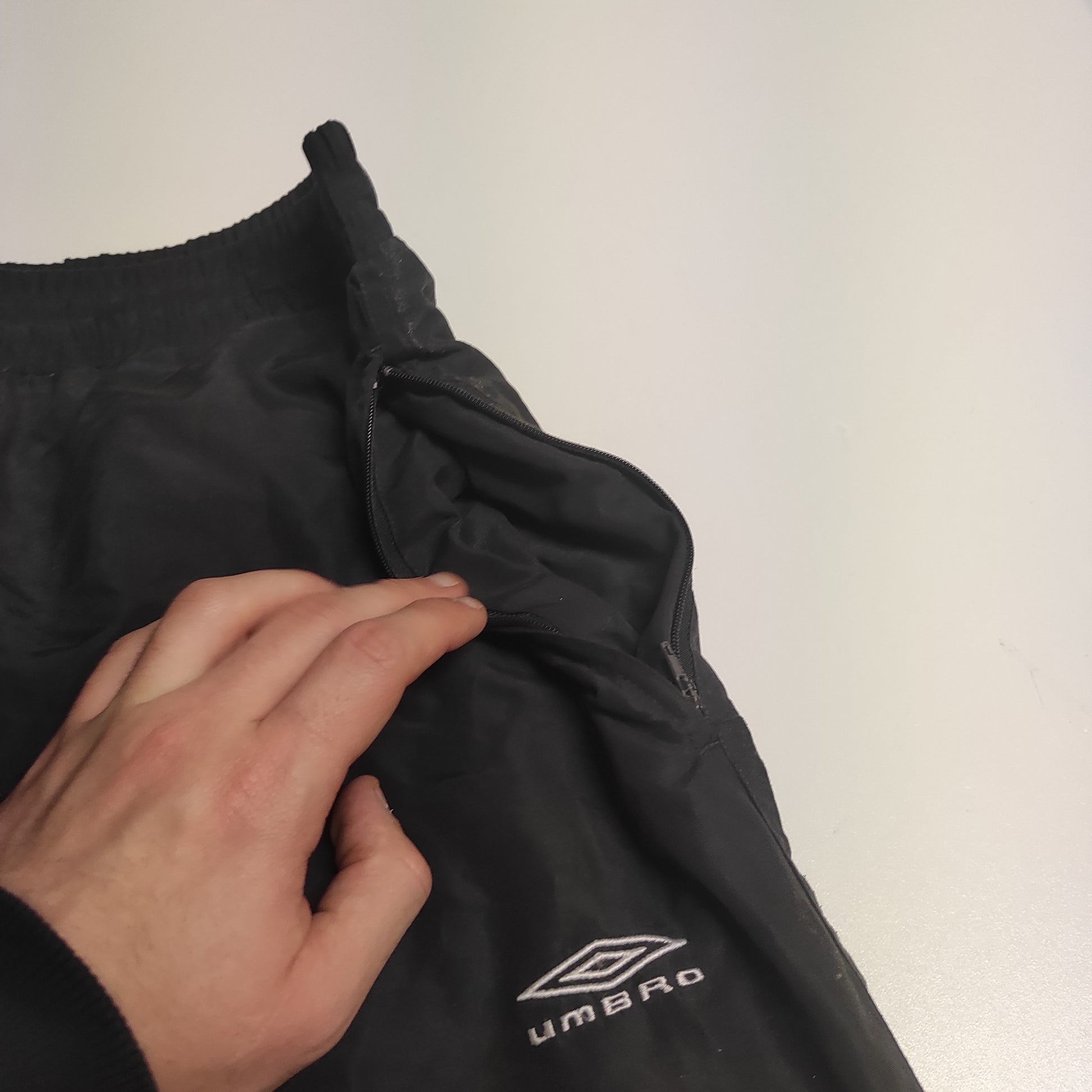 Entdecke unsere Vintage Track Pants von Nike und anderen Marken, erhältlich bei Valuxery.de - Dein Shop für trendige Vintage - Kleidung. Unsere Track Pants sind aus hochwertigen Materialien und