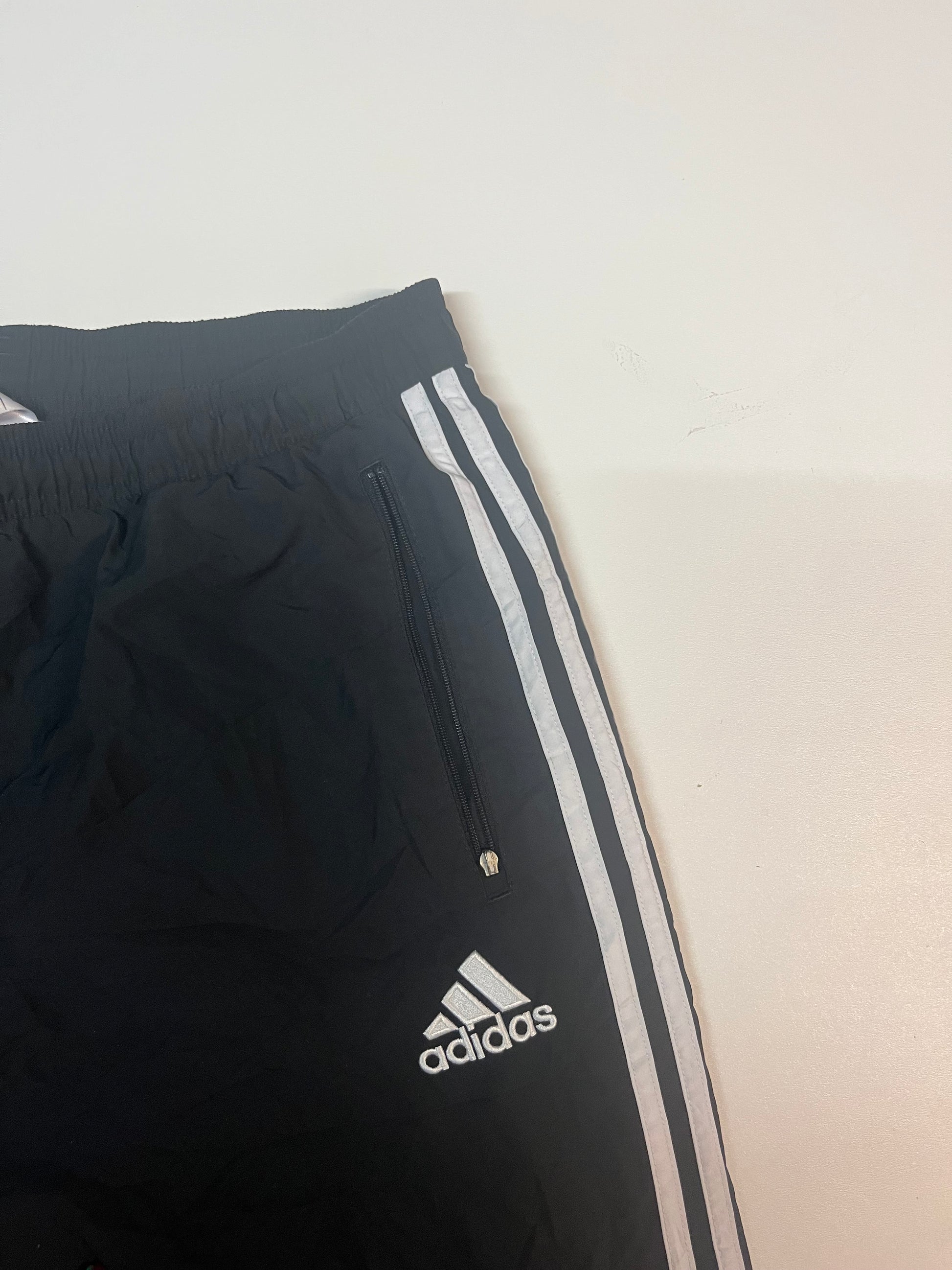 Entdecke unsere Vintage Track Pants von Nike und anderen Marken, erhältlich bei Valuxery.de - Dein Shop für trendige Vintage - Kleidung. Unsere Track Pants sind aus hochwertigen Materialien und