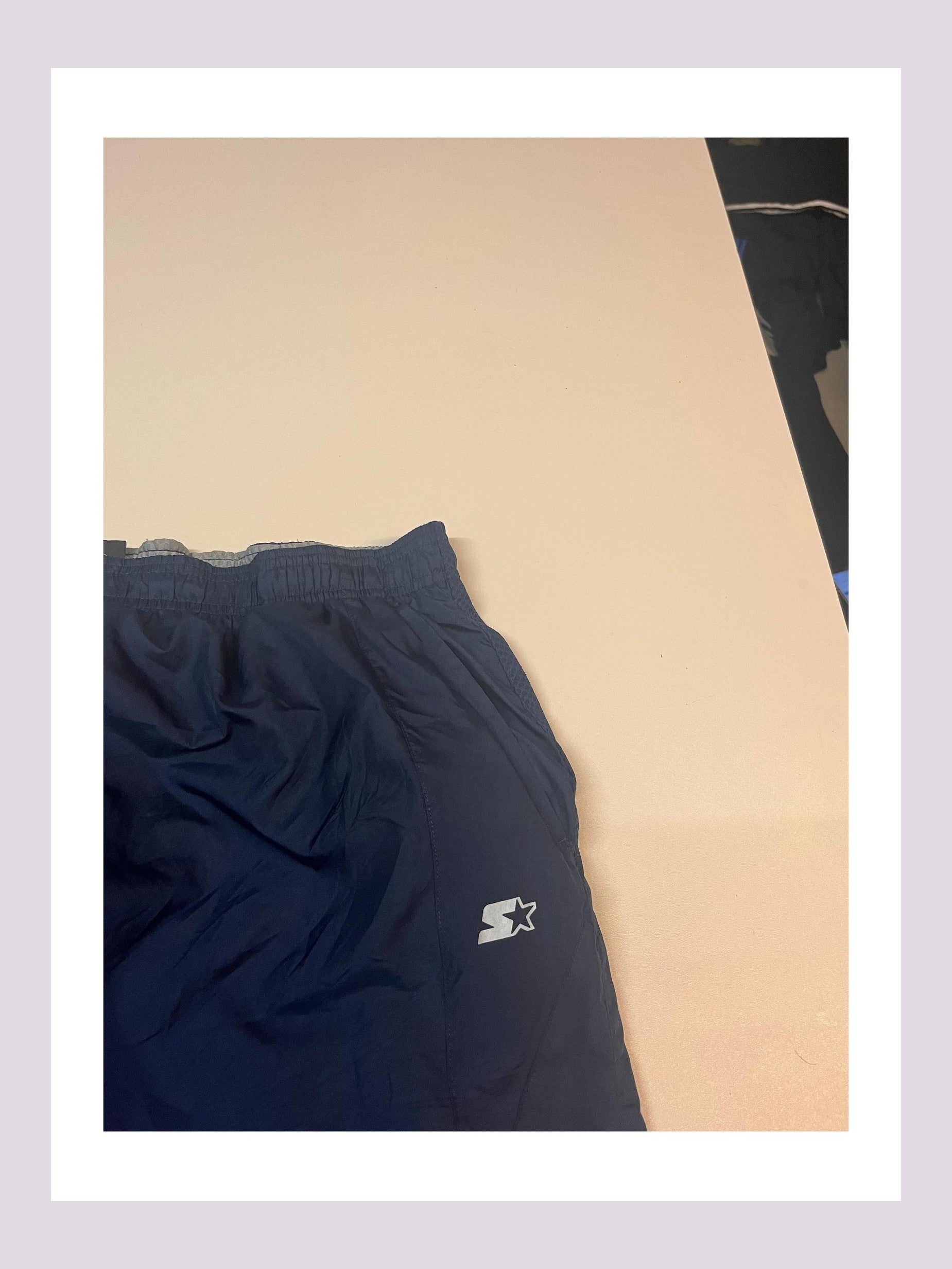 Entdecke unsere Vintage Track Pants von Nike und anderen Marken, erhältlich bei Valuxery.de - Dein Shop für trendige Vintage - Kleidung. Unsere Track Pants sind aus hochwertigen Materialien und