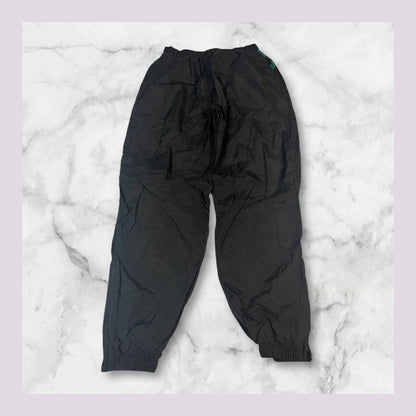 Entdecke unsere Vintage Track Pants von Nike und anderen Marken, erhältlich bei Valuxery.de - Dein Shop für trendige Vintage - Kleidung. Unsere Track Pants sind aus hochwertigen Materialien und