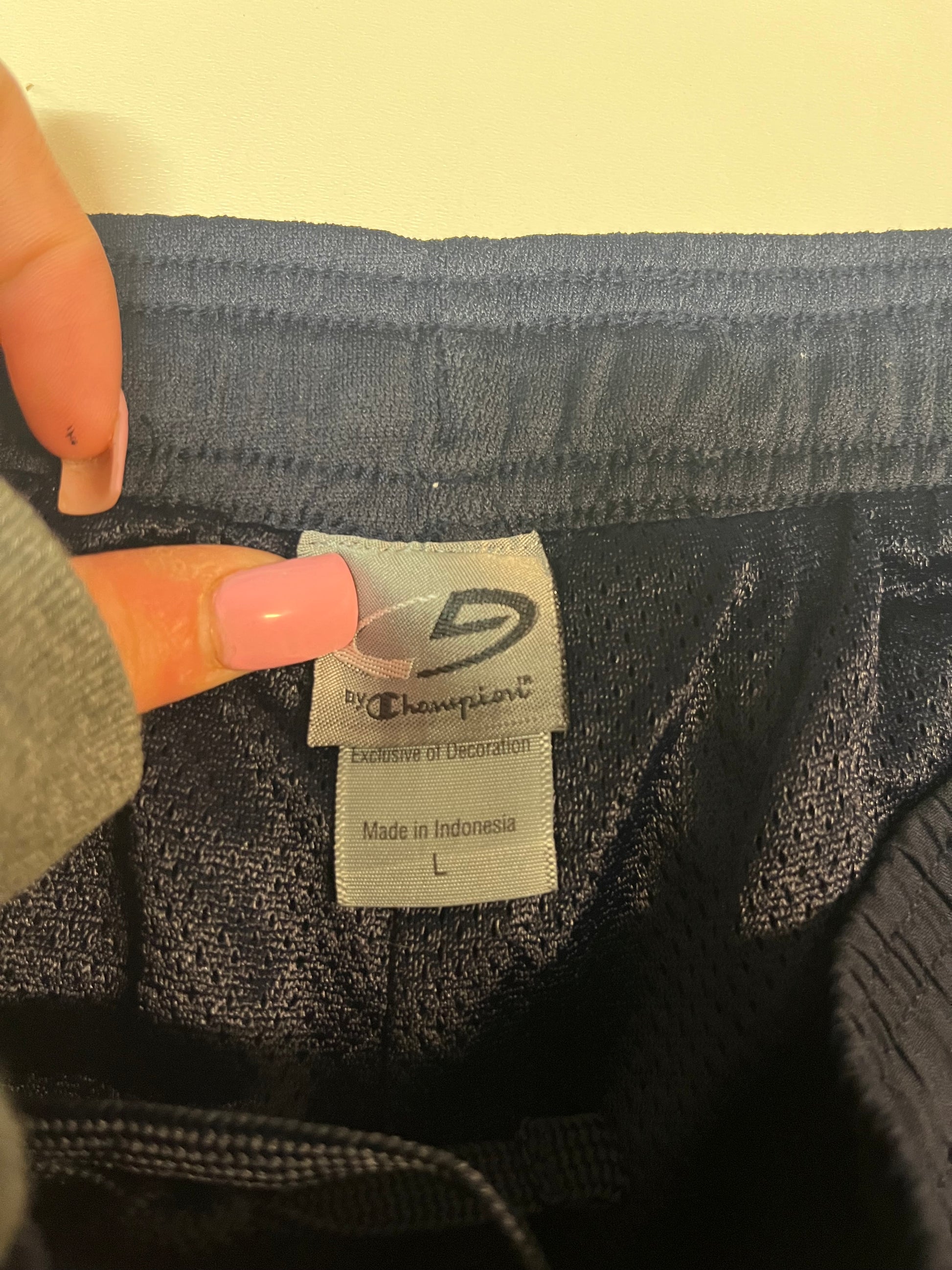 Entdecke unsere Vintage Track Pants von Nike und anderen Marken, erhältlich bei Valuxery.de - Dein Shop für trendige Vintage - Kleidung. Unsere Track Pants sind aus hochwertigen Materialien und