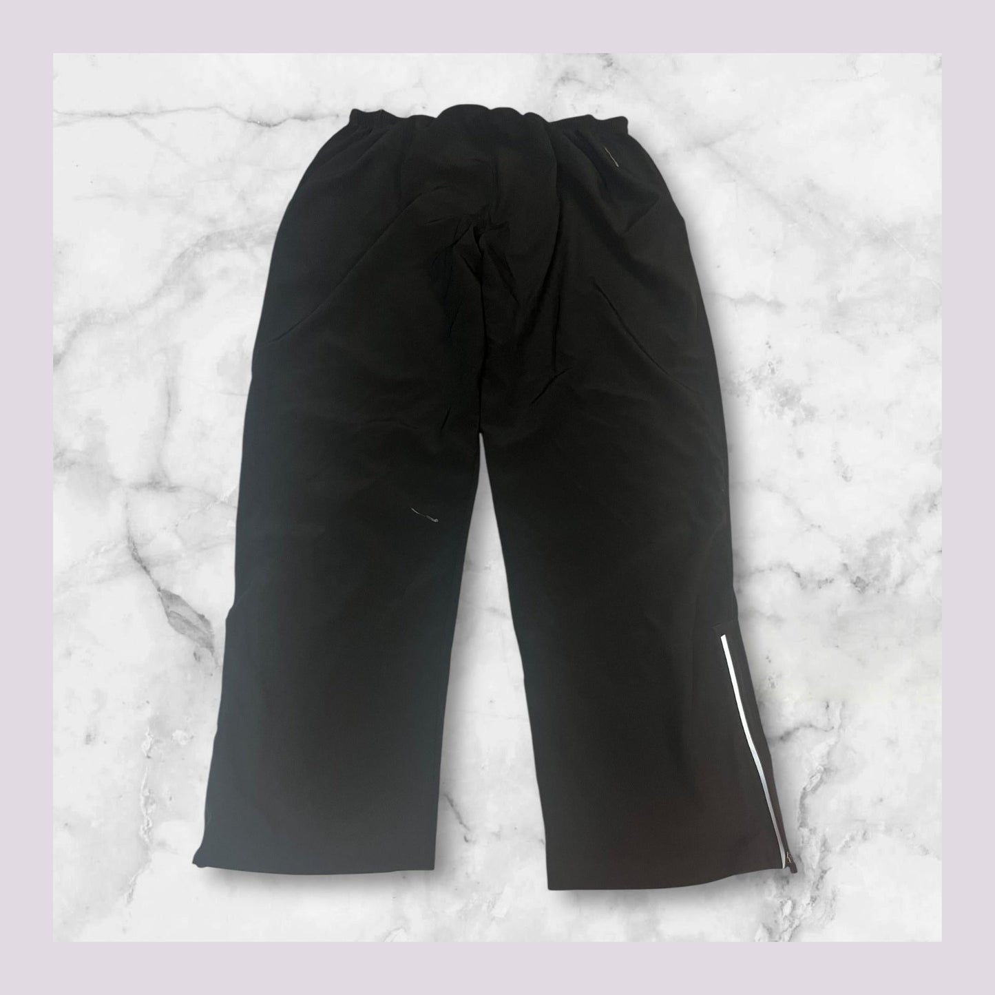 Entdecke unsere Vintage Track Pants von Nike und anderen Marken, erhältlich bei Valuxery.de - Dein Shop für trendige Vintage - Kleidung. Unsere Track Pants sind aus hochwertigen Materialien und