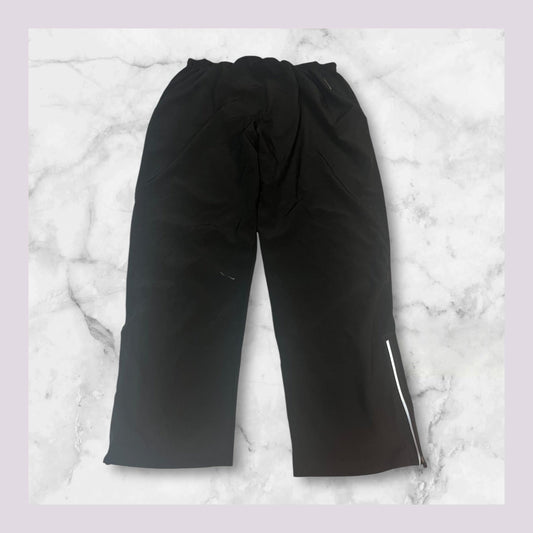 Entdecke unsere Vintage Track Pants von Nike und anderen Marken, erhältlich bei Valuxery.de - Dein Shop für trendige Vintage - Kleidung. Unsere Track Pants sind aus hochwertigen Materialien und