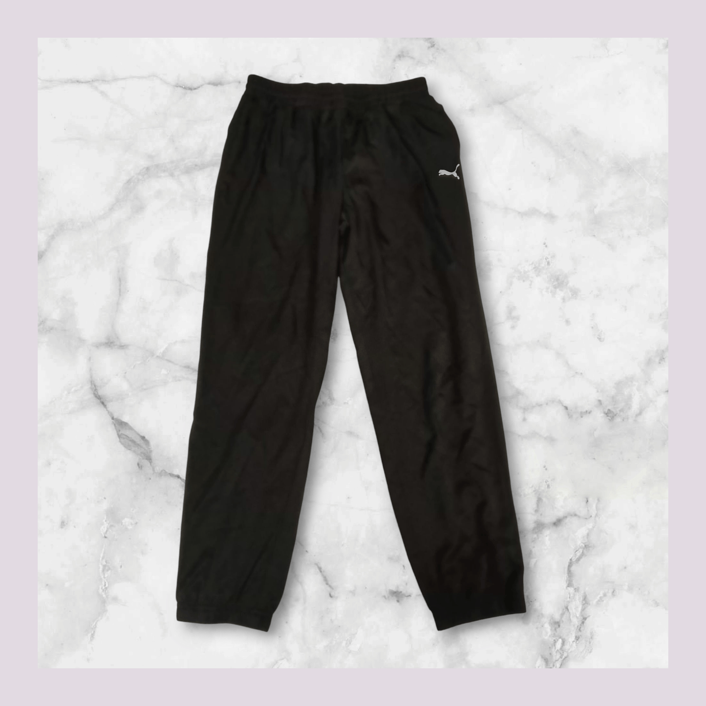 Entdecke unsere Vintage Track Pants von Nike und anderen Marken, erhältlich bei Valuxery.de - Dein Shop für trendige Vintage - Kleidung. Unsere Track Pants sind aus hochwertigen Materialien und
