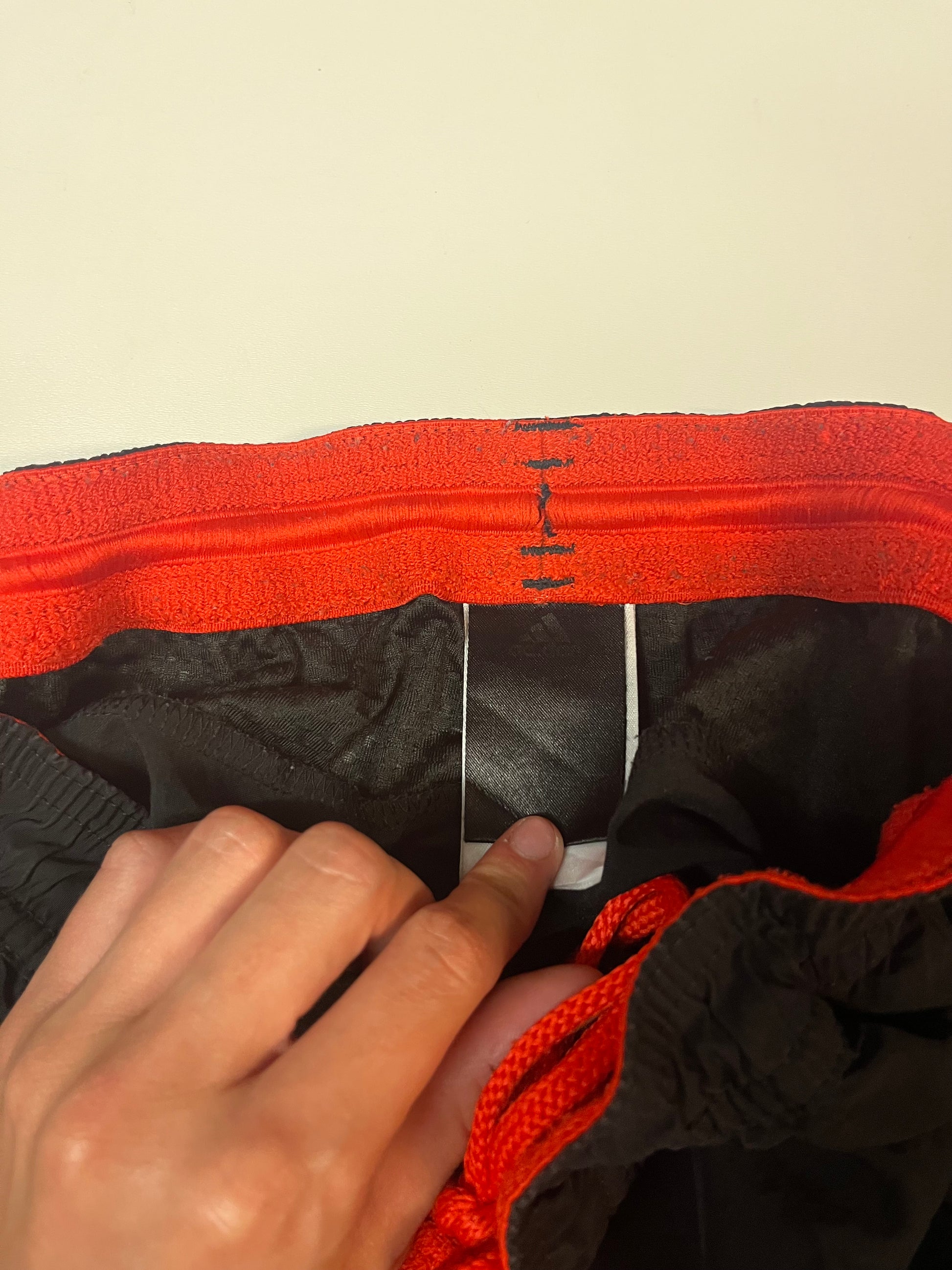 Entdecke unsere Vintage Track Pants von Nike und anderen Marken, erhältlich bei Valuxery.de - Dein Shop für trendige Vintage - Kleidung. Unsere Track Pants sind aus hochwertigen Materialien und